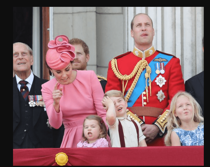 I principini George e Charlotte: espressioni buffe alla parata per la regina Elisabetta II [FOTO]