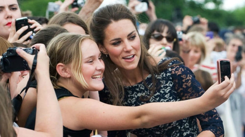Kate Middleton, lo strano protocollo: selfie sì ma niente autografi