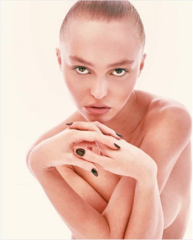 Lily Rose Depp, prima copertina in topless: gli scatti hot [FOTO]