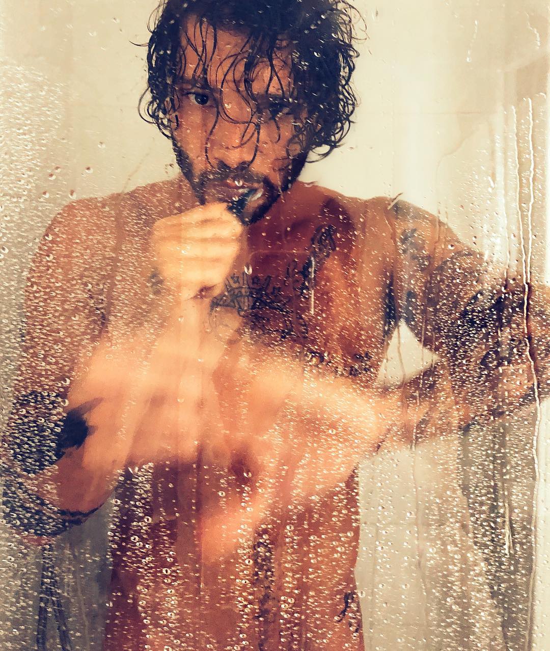 Stefano De Martino, la doccia hot senza veli su Instagram [FOTO]