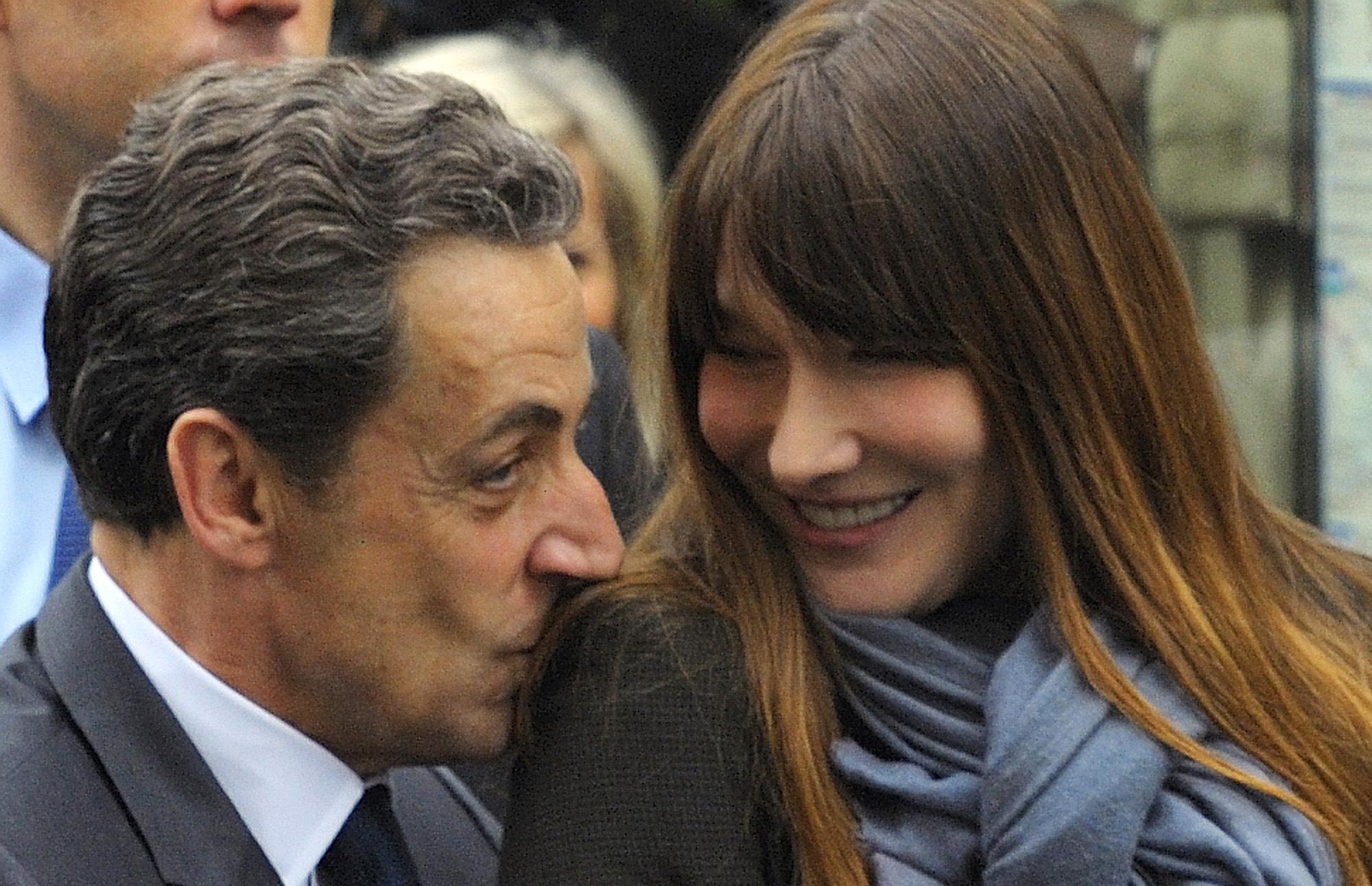 Carla Bruni: "Sono ancora attratta da Nicolas Sarkozy e il sesso con lui è fantastico"