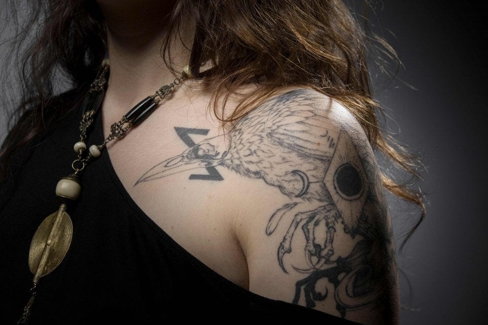 Bataclan, i tatuaggi dei sopravvissuti per non dimenticare e per ricominciare a vivere [FOTO] 