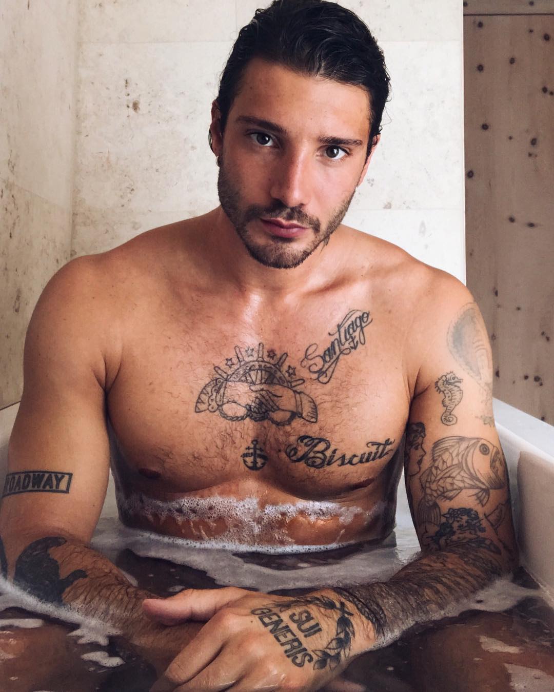 Stefano De Martino, il buongiorno hot: nudo in vasca [FOTO]