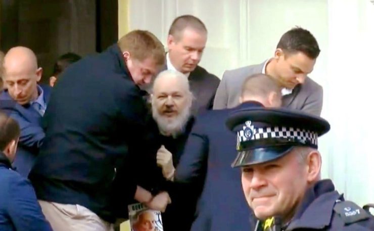 Londra, clamoroso arresto di Julian Assange all’ambasciata dell’Ecuador