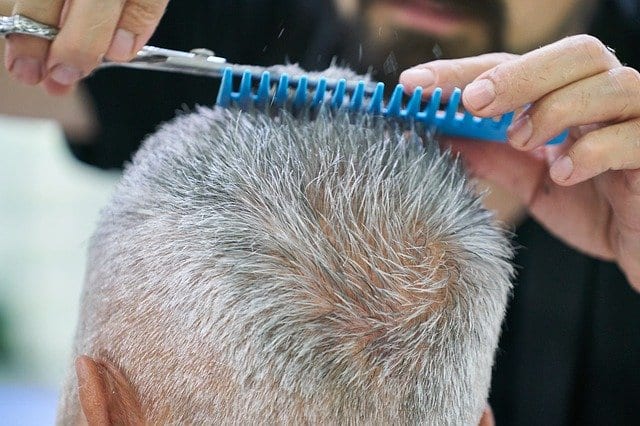 Come si tagliano i capelli ad un uomo con la macchinetta