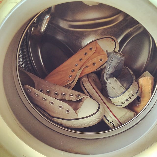 Come lavare le scarpe in lavatrice: i trucchetti per calzature disinfettate