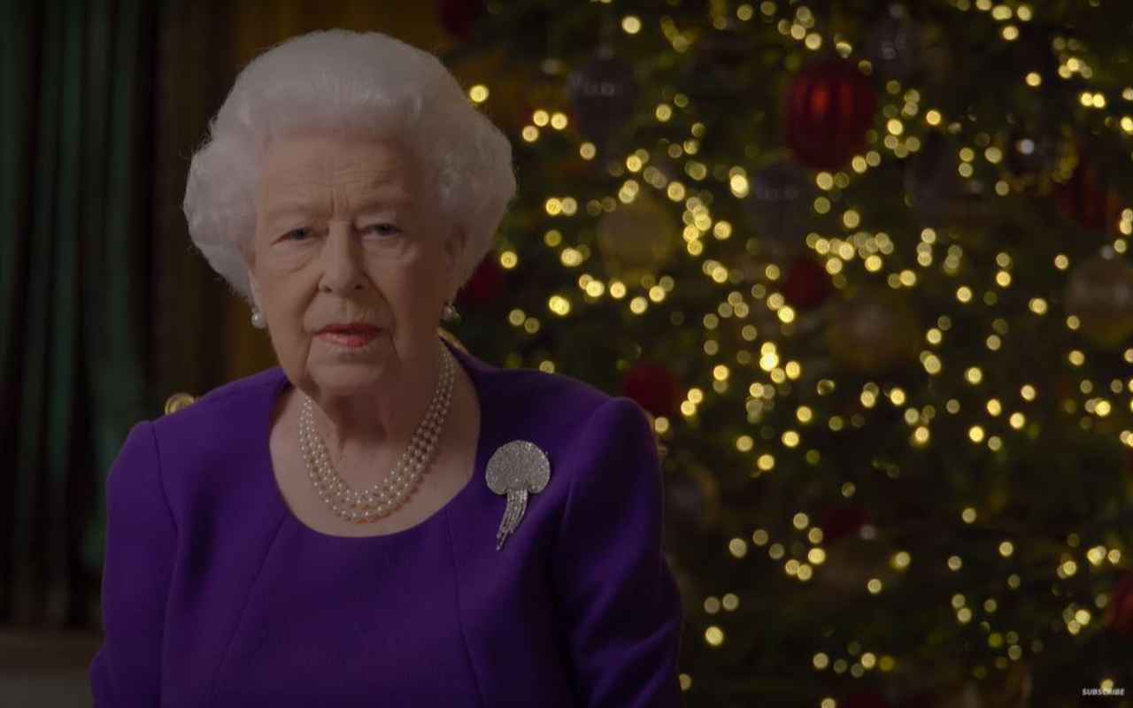 La regina Elisabetta tinge la Royal Albert Hall con i colori dell’Ucraina