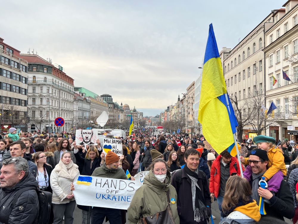 Народ украины сегодня. Россия и Украина люди. Люди на улице. Украина люди. Париж поддержка Украины.