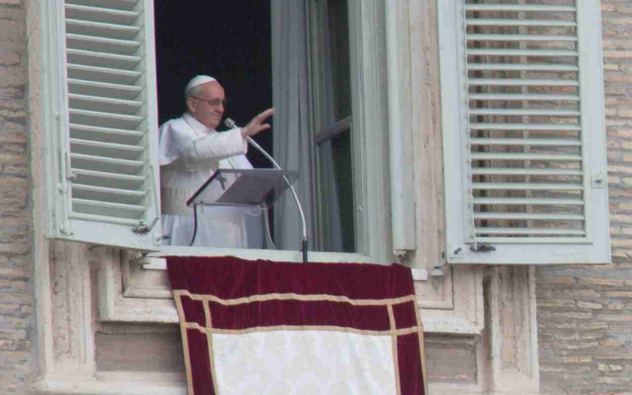 Regina Coeli 8 maggio, Papa Francesco ricorda la “insensata sciagura” della guerra