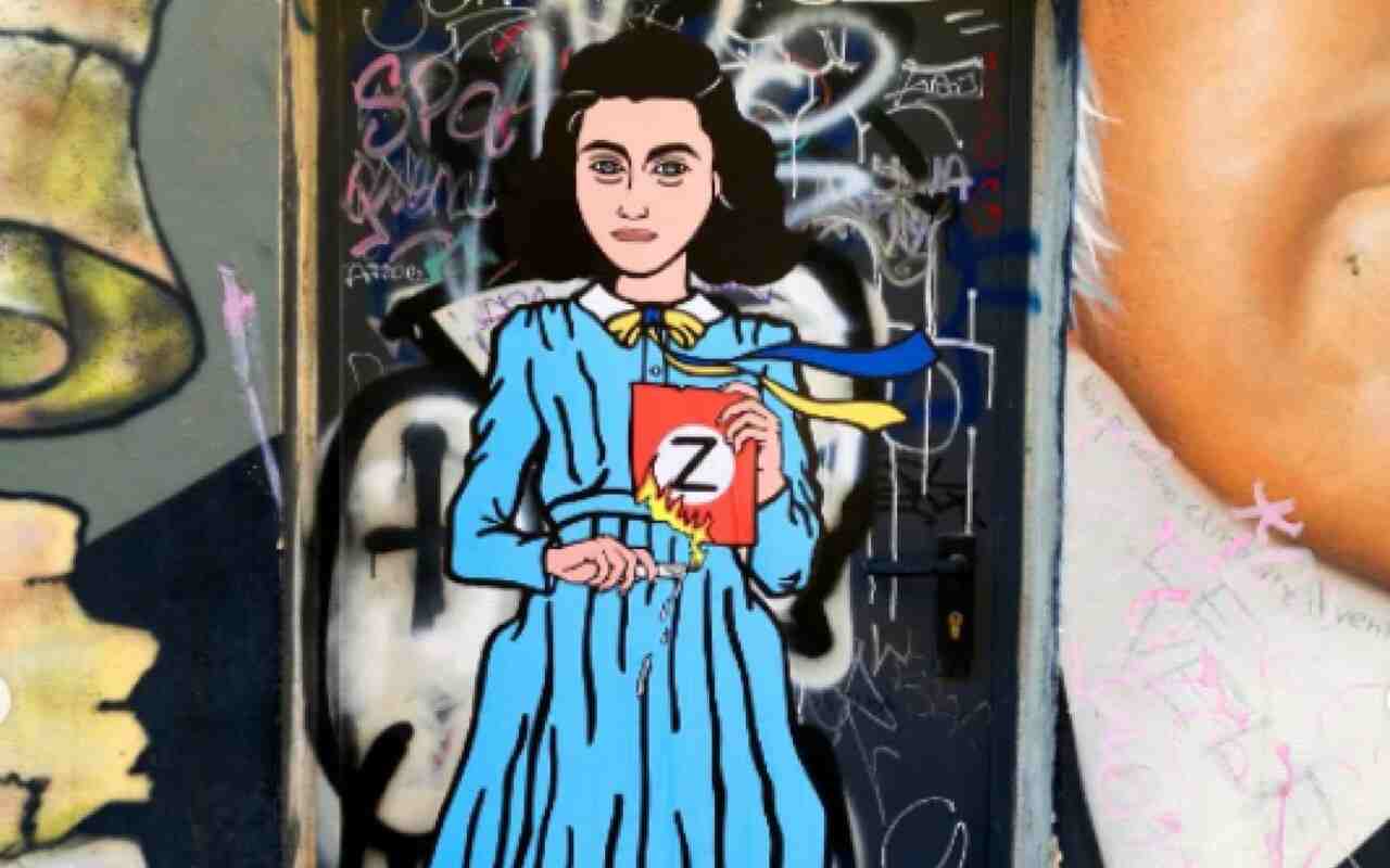 Anna Frank brucia Z Putin opera Street Art aleXsandro Palombo
