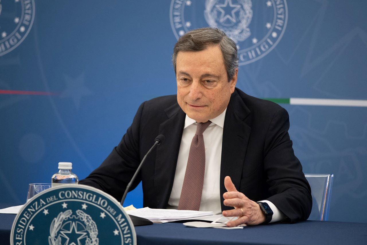 Def, crescita in ribasso. Draghi: “Volete la pace o il condizionatore acceso?”