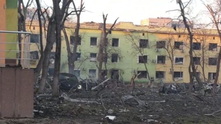 Ucraina, a Mariupol: “oltre mille morti”. I russi bombardano l’ospedale. Zelensky: “Occidente dove sei?”