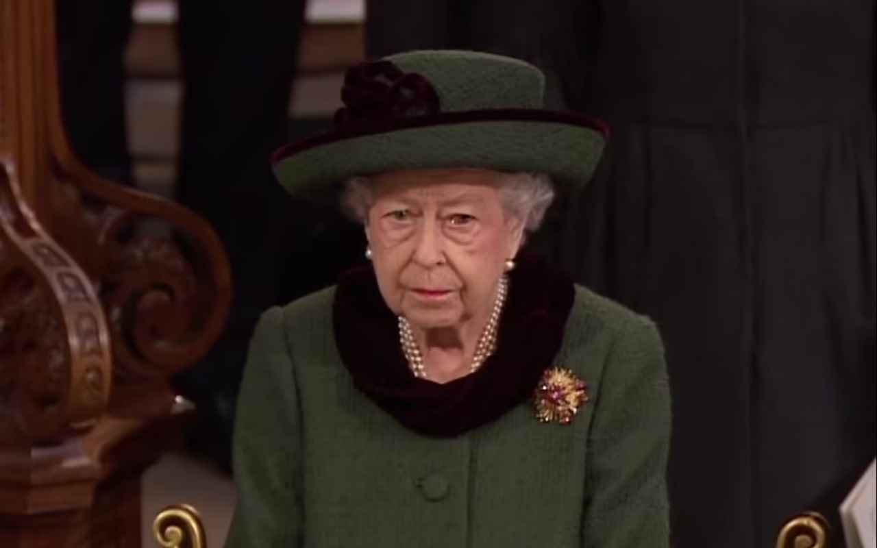 La regina Elisabetta e la Gran Bretagna piangono il principe Filippo