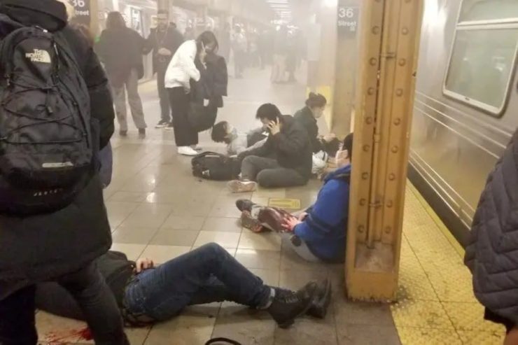 Attacco nella metro di New York: diversi feriti, è caccia all’uomo