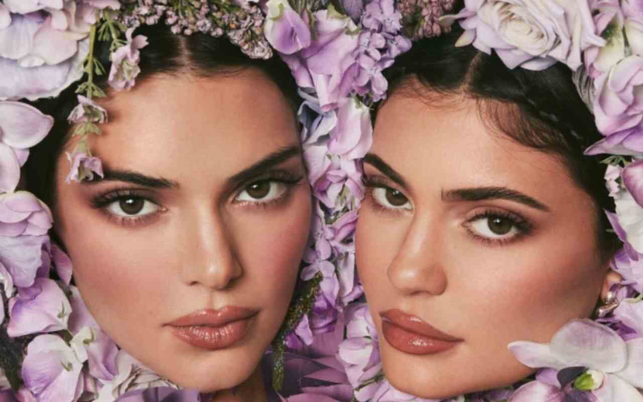 La nuova collaborazione per Kylie Cosmetics schiera le due sorelle Jenner