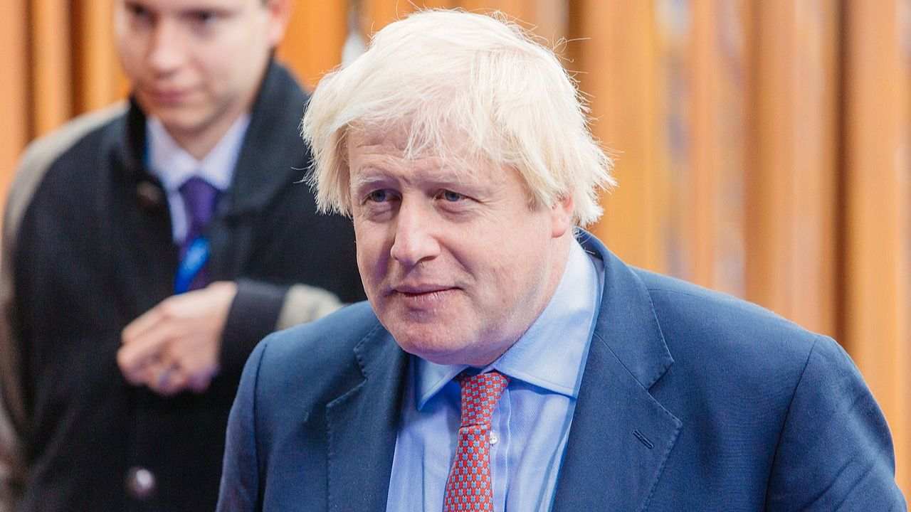 Boris Johnson: le foto lo mostrano ad un party durante il lockdown