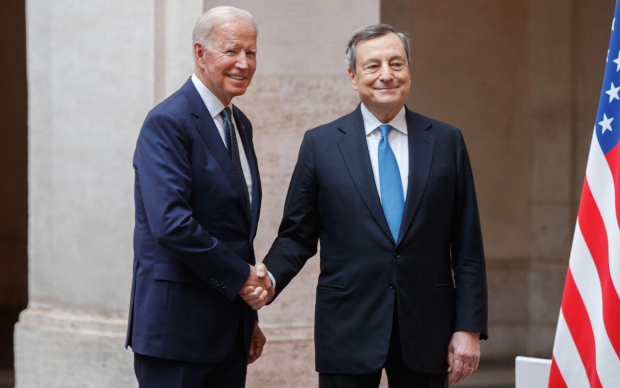 Draghi da Biden: sì a nuove armi a Kiev, no all’escalation della guerra