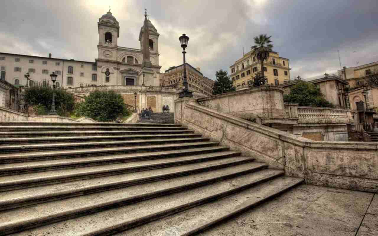 Non solo Trinità dei Monti: ecco i monumenti e capolavori sfregiati o distrutti in Italia