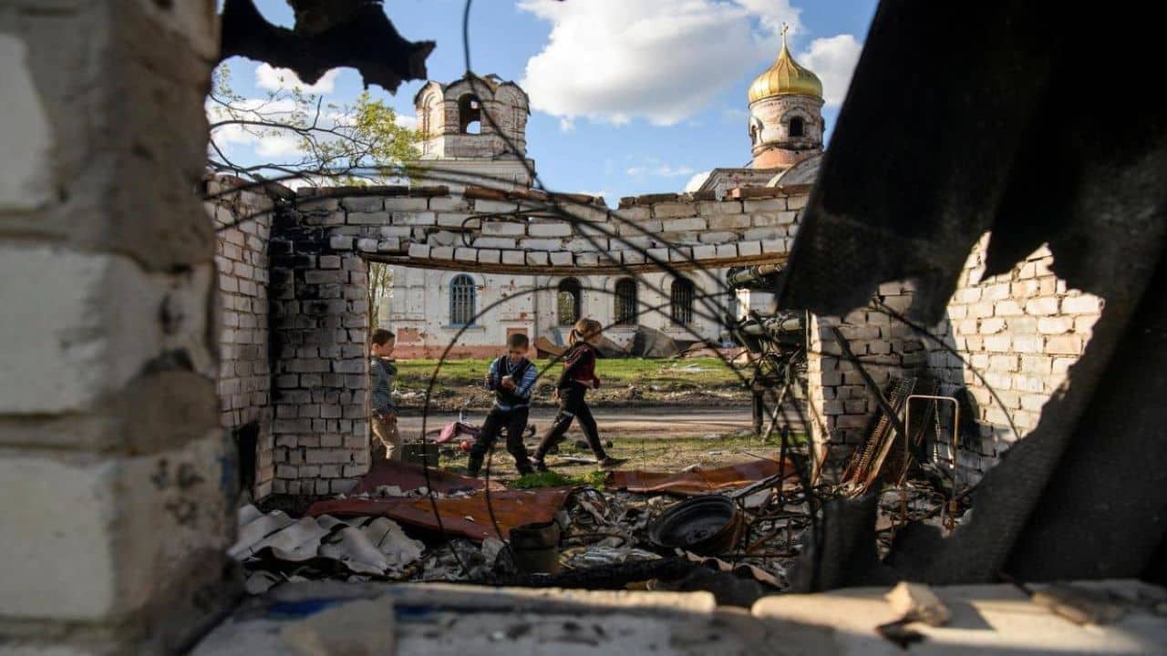 Ucraina, la guerra addosso ai bambini. “I russi fanno combattere gli studenti”