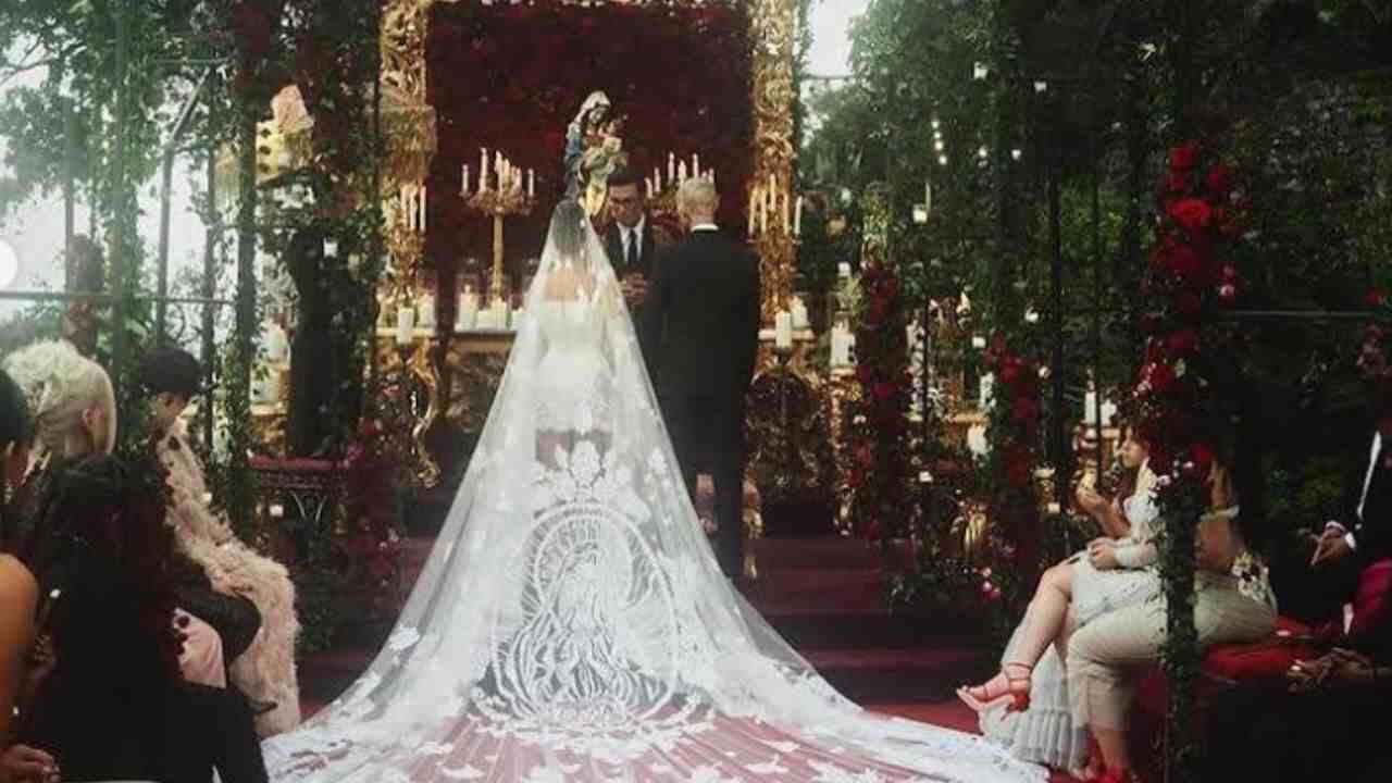 Matrimonio all’italiana per Kourtney Kardashian: i look della sposa e degli invitati