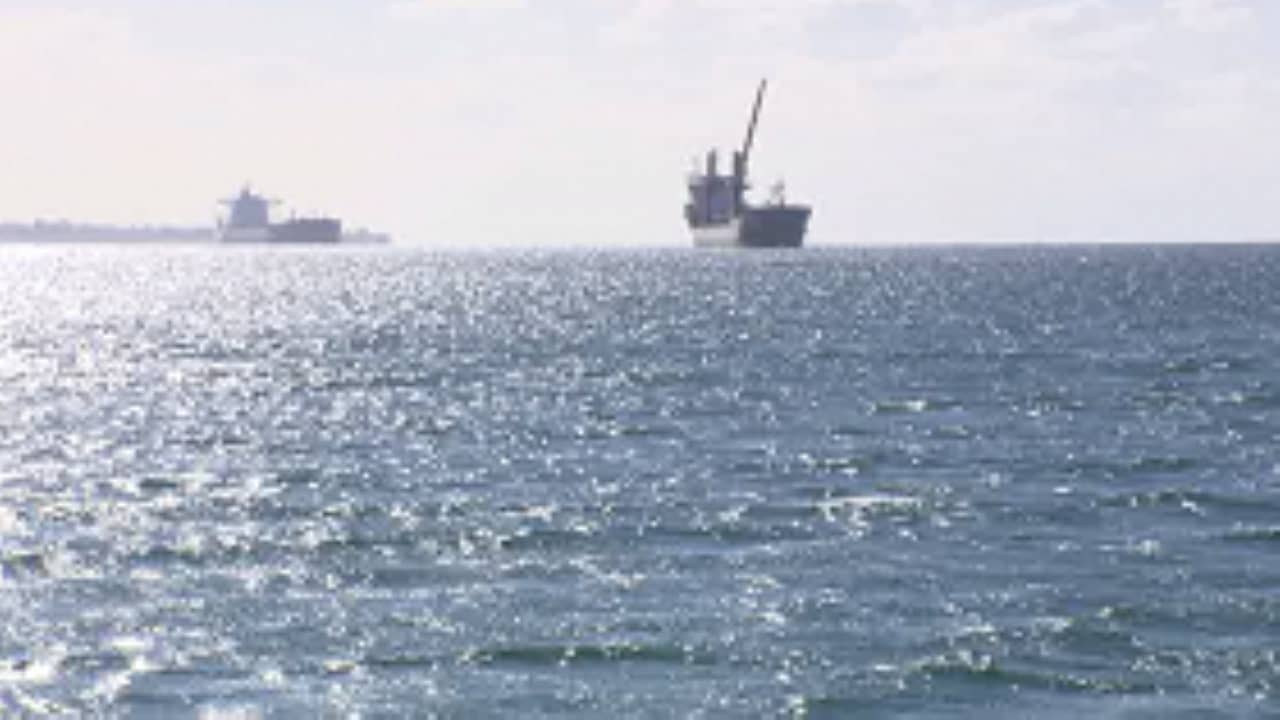 Nave affonda al largo di Bari: vittime e dispersi