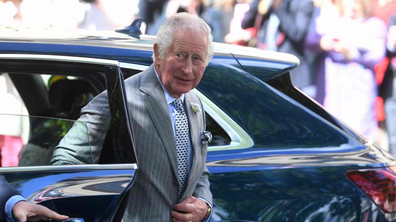 Principe Carlo, soldi e donazioni nel mirino di un’inchiesta: un nuovo scandalo finanziario in salsa royal