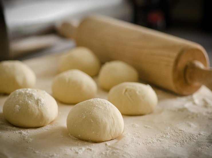 Pizzette in preparazione