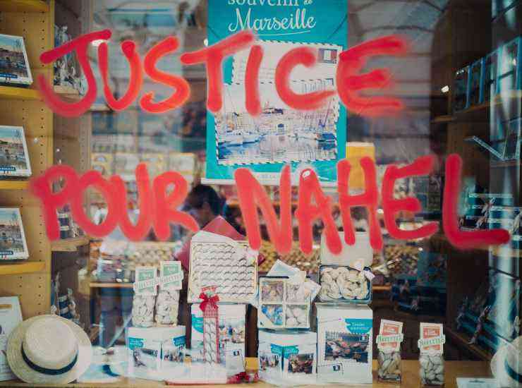 francia marsiglia nahel proteste vetrina