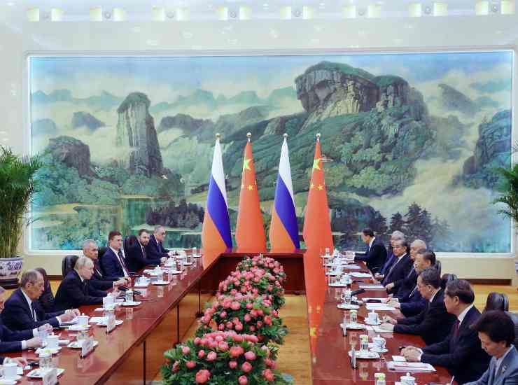 Cina Russia tavolo Xi Putin 