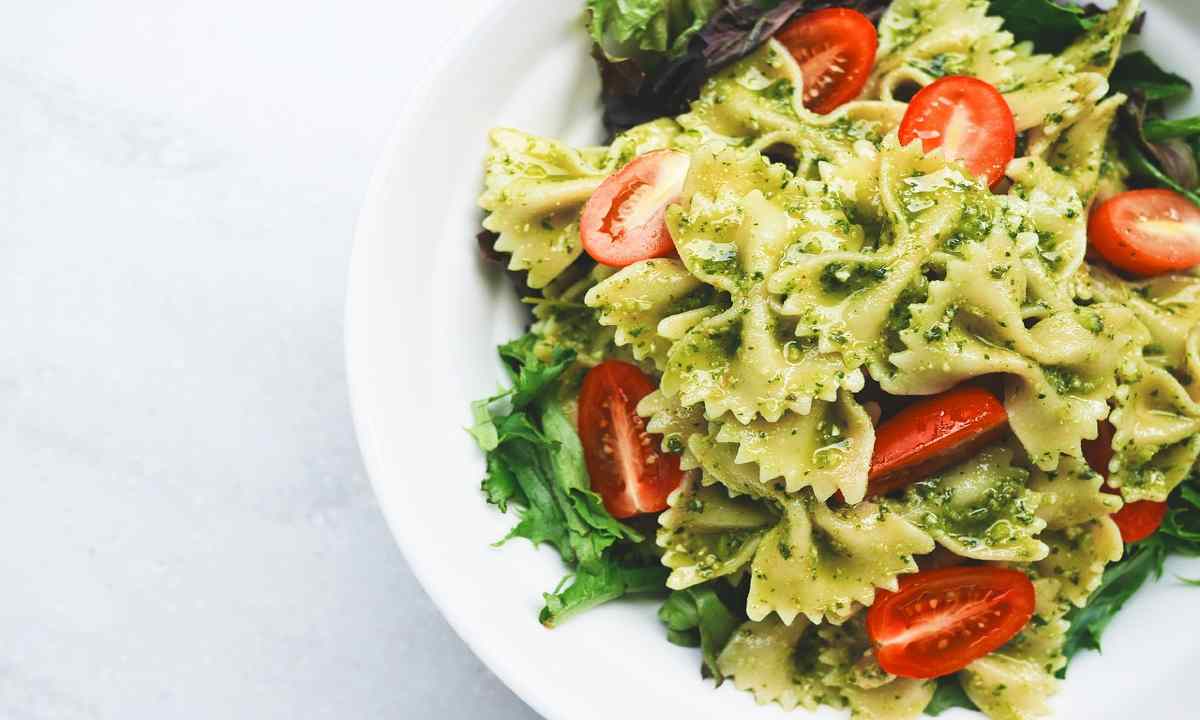 Pasta Primavera con pesto di piselli, pomodorini e ricotta salata