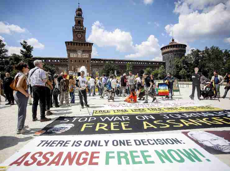 Assange presidio liberazione Milano piazza Castello