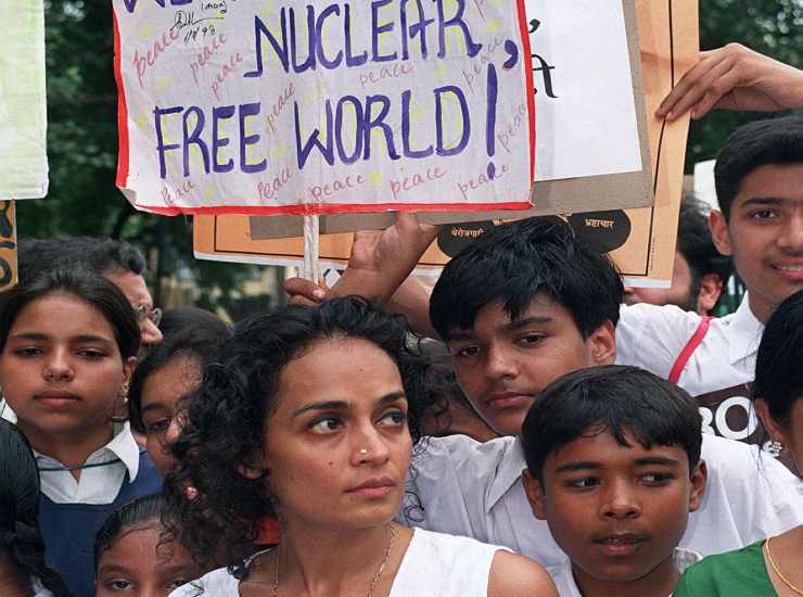 India Arundhati Roy protesta contro il nucleare 