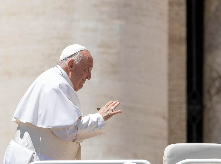 Papa Francesco presunte apparizioni madonna a Trevignano veggente indagata 