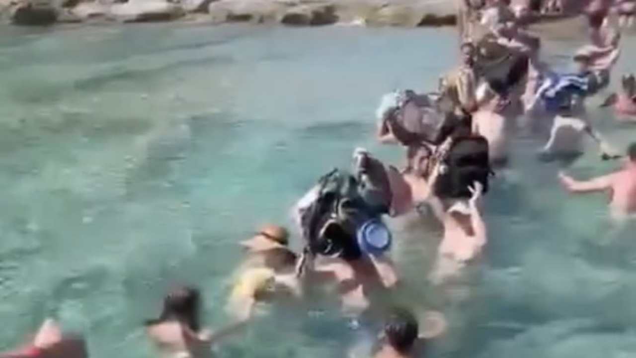 Balos Creta turisti sbarcano in acqua