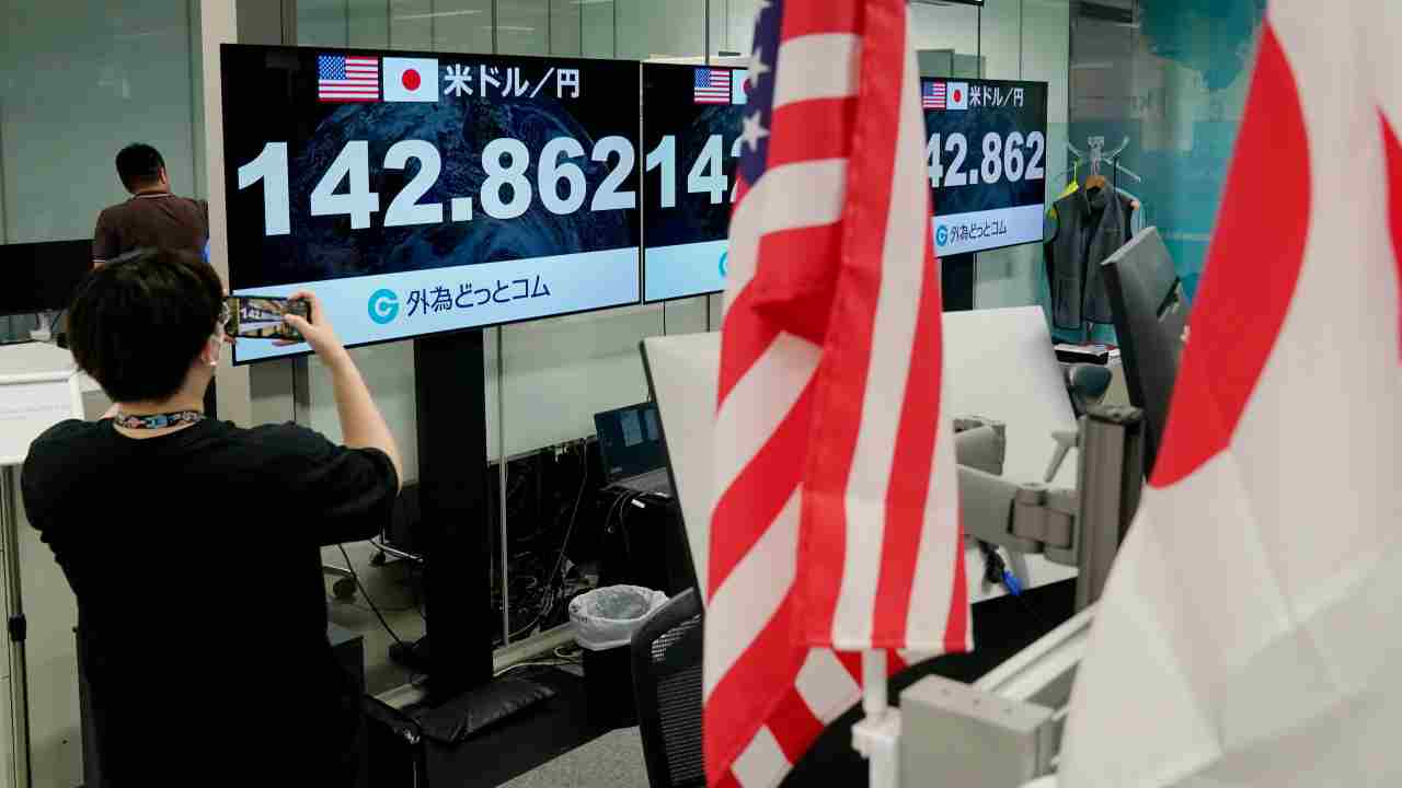 Borsa Tokyo crollo senza precedenti