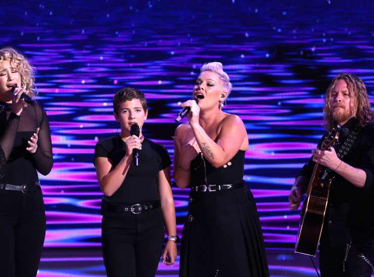 Pink canta per Harris a Chicago 