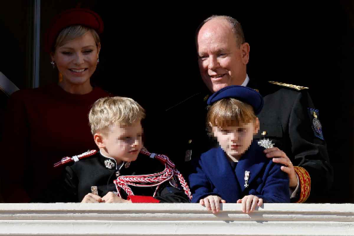 Alberto e Charlene di Monaco con i figli