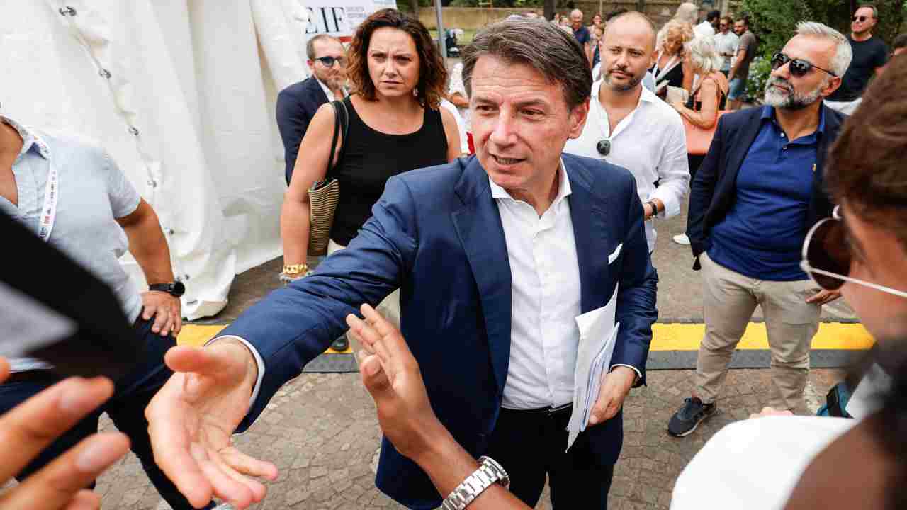 Conte alla festa del fatto, è scontro con Grillo sui destini del Movimeno