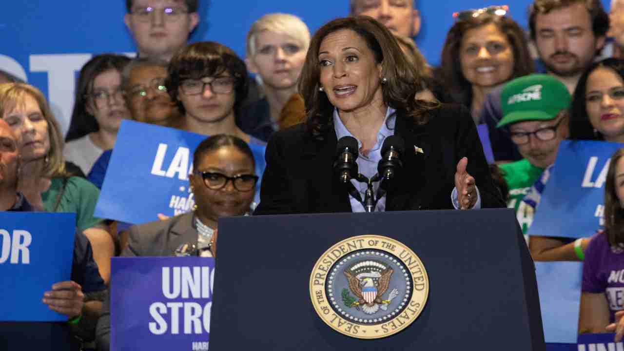 Kamala Harris durante un comizio per le elezioni Usa