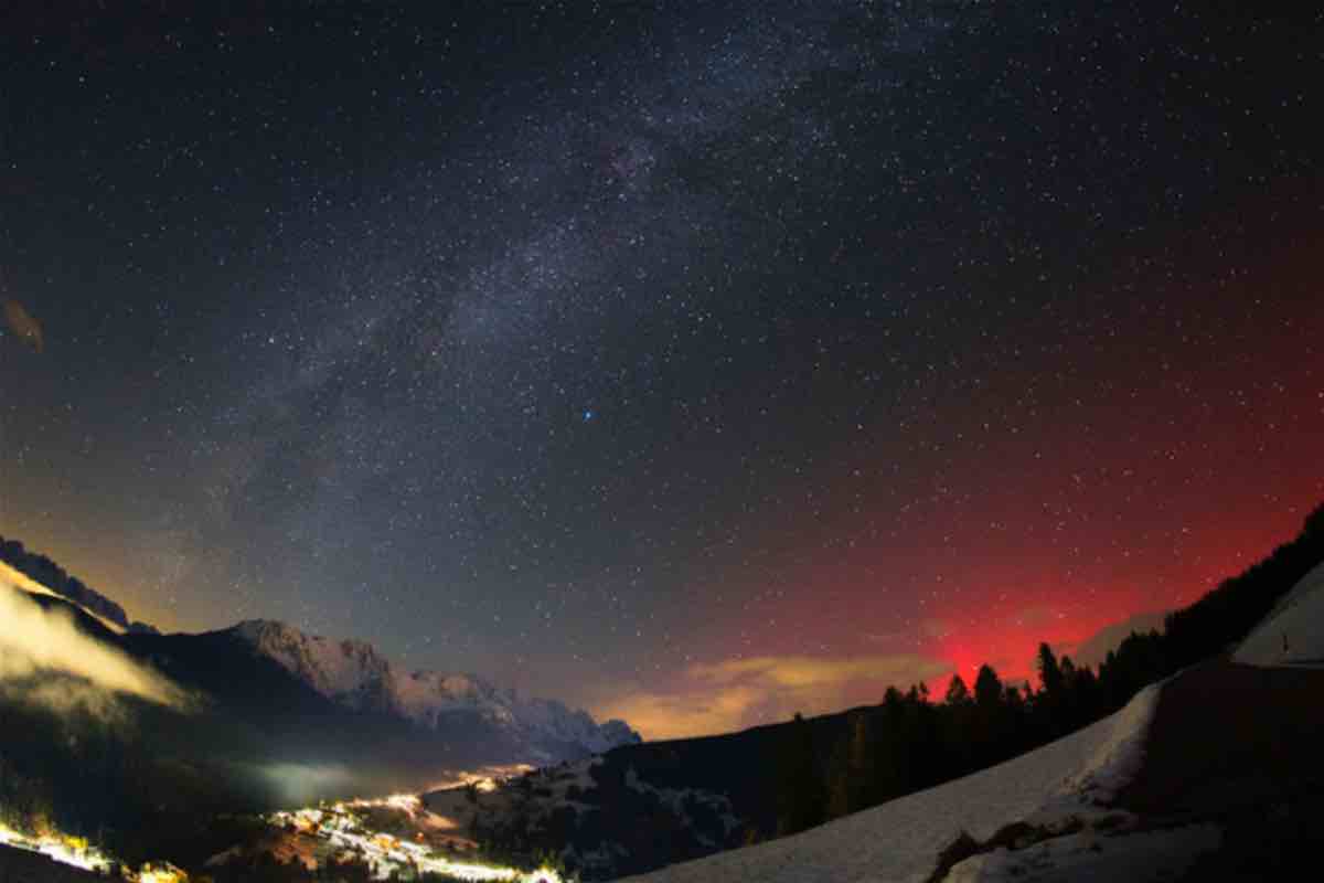 L’aurora boreale illumina l’Italia: uno spettacolo straordinario