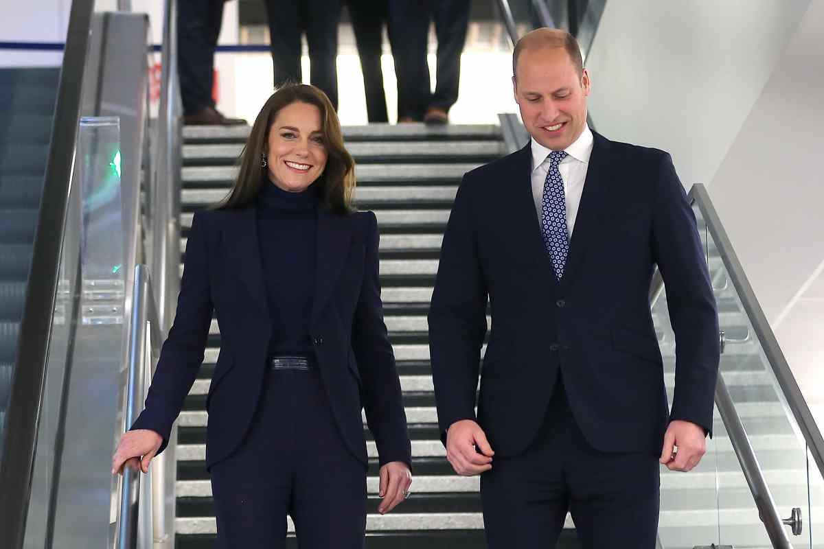 Kate Middleton rinuncia al viaggio con William e torna in ospedale