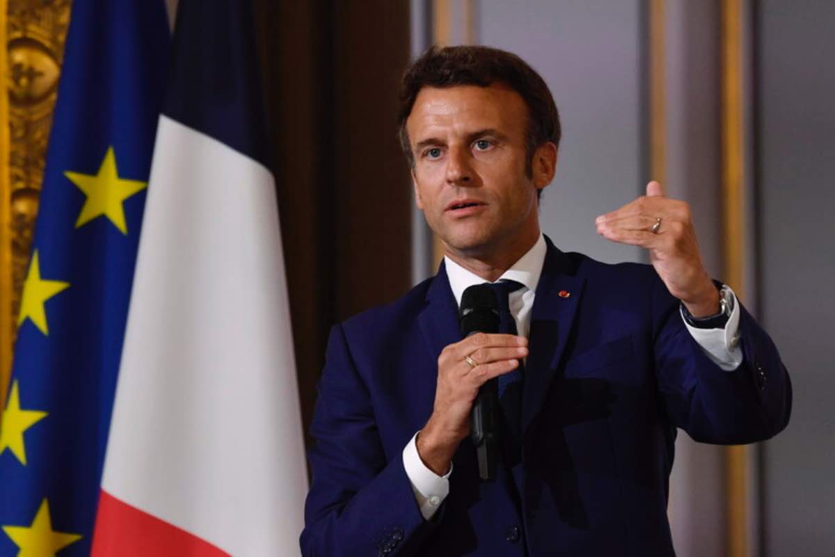 Emmanuel Macron difende Parigi: la serie Emily in Paris non deve trasferirsi a Roma