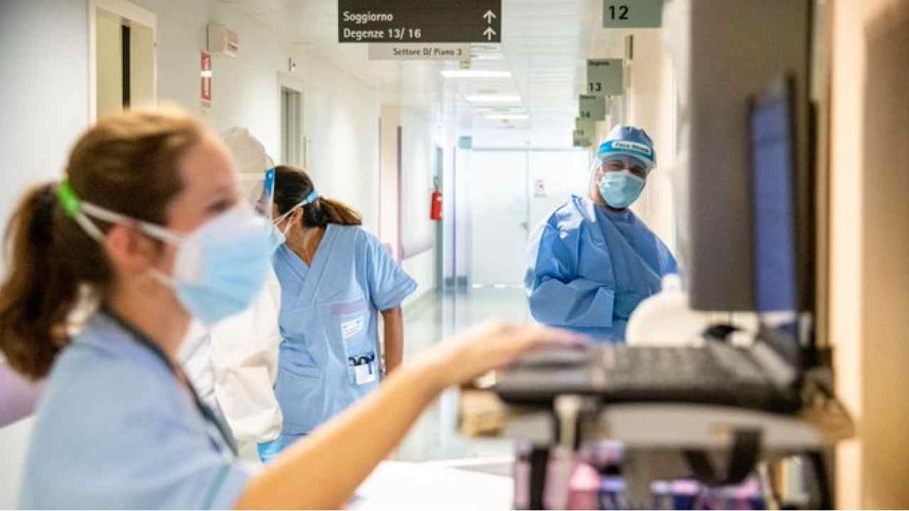 Mascherine, torna l’obbligo negli ospedali