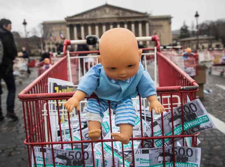 Protesta contro la maternità surrogata 