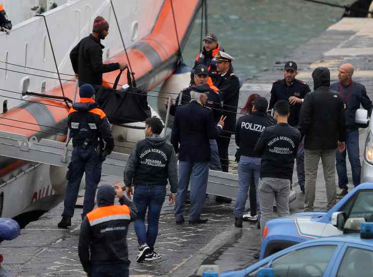 Migranti porto Bari 