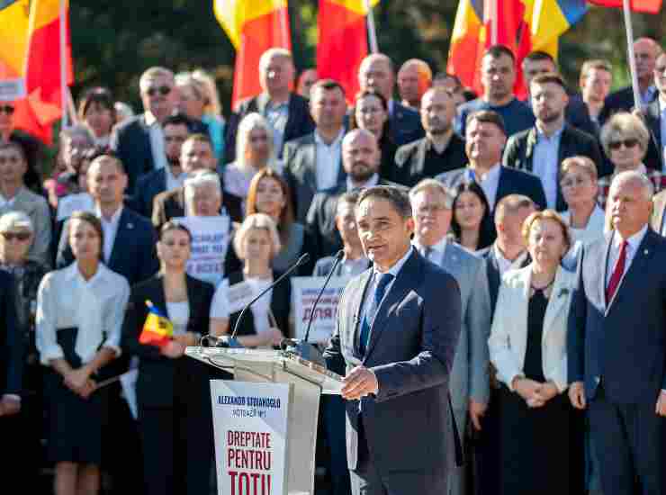 Stoianoglo e Sandu, sfida all'ultimo voto per le presidenziali in Moldavia 