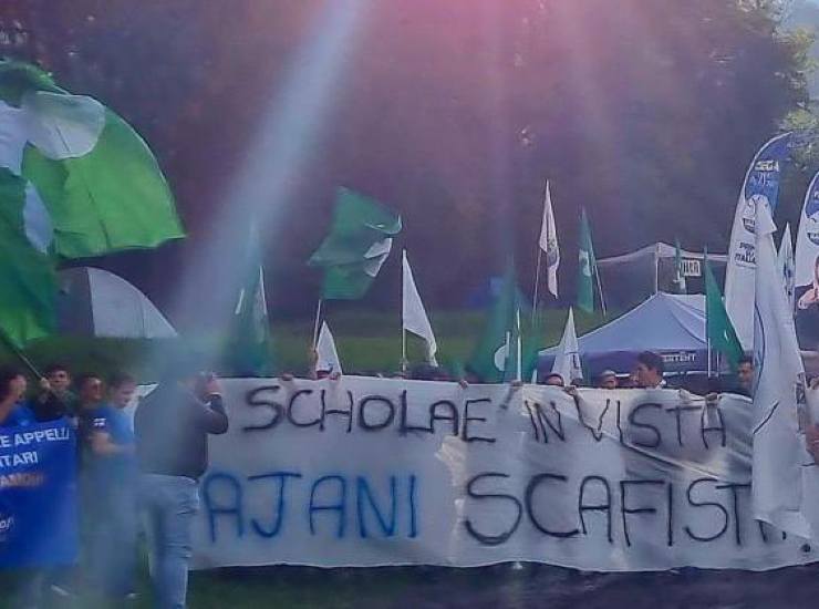 Tajani offese e striscioni contro di lui al raduno di Salvini a Pontida 