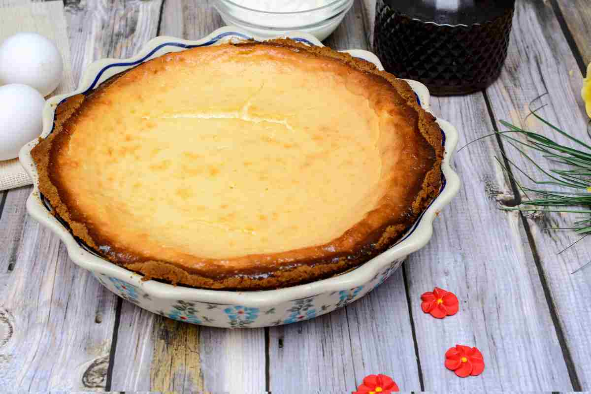 Torta allo yogurt 4 ingredienti: buona e leggera, la prepariamo in 10 minuti