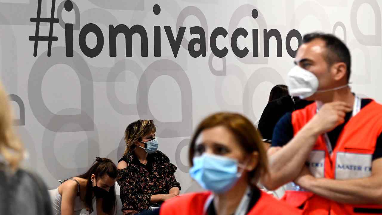 Vaccinazioni, al via le campagne contro Covid, influenza e polmonite