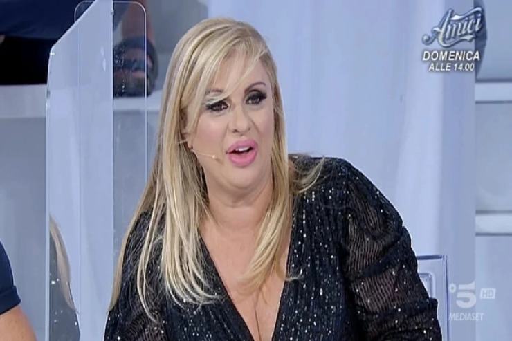 "Vergognosa", Maria De Filippi contro Tina: parole di fuoco in studio, 